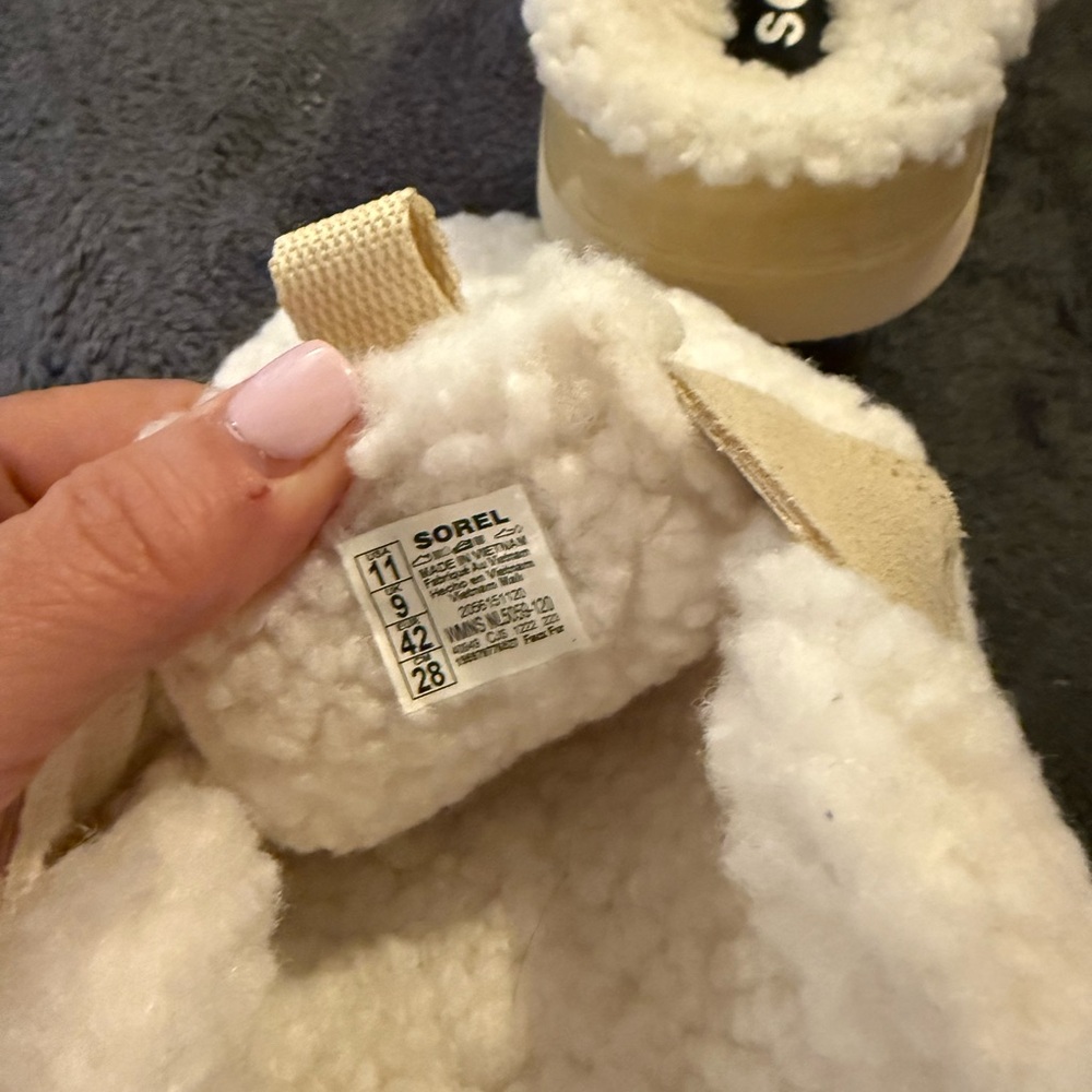 Sorel White and Tan Fuzzy Mules - Picture 5 of 7